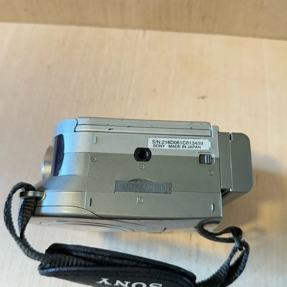 Sony HC-700 12.0 Mega Pixels by Interpolated Digital Camcorder “UNTESTED”AS IS.